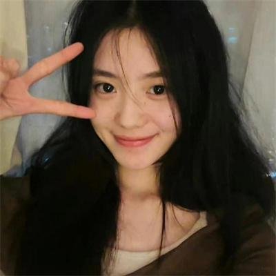 濠河边上的女人